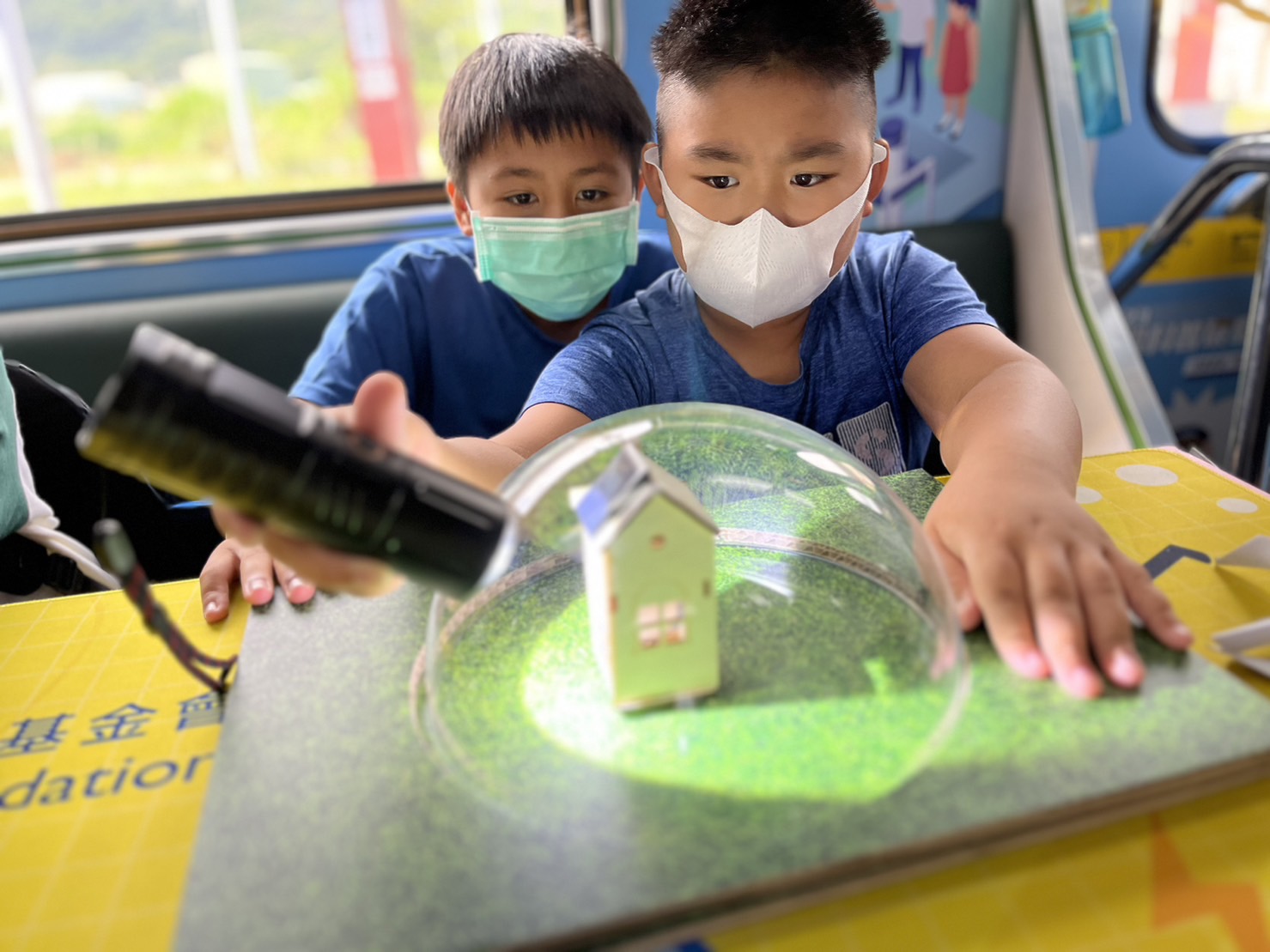 彩虹多多參與基礎科學主題車廂，以STEAM教學精神，設計「逐日科學家」、「太陽能工程師」以及「淨零建築師」三大能源科普課程和實驗