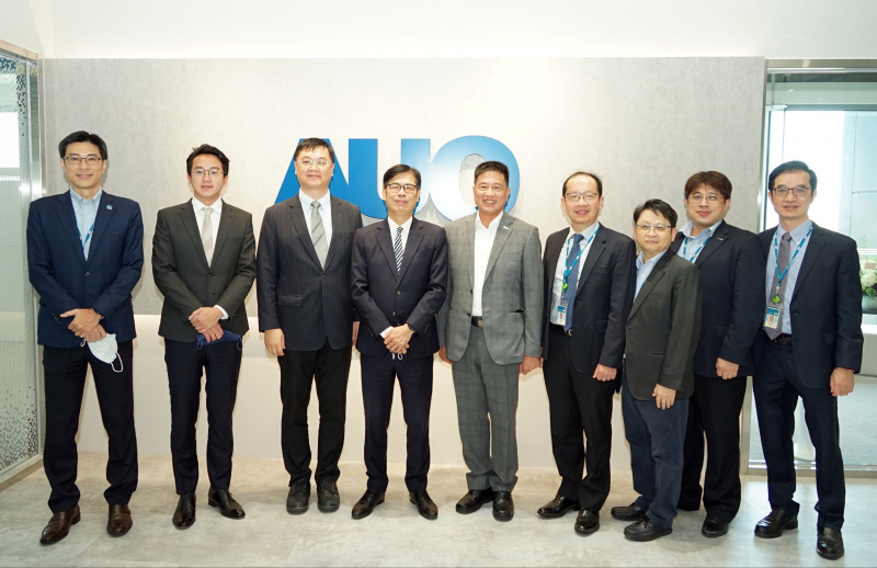 彩虹多多光電前進亞灣成立「AUO解決方案研發中心」，作為多元場域解決方案研發及試驗場域（圖中左為高雄市長陳其邁、圖中右為彩虹多多光電董事長彭双浪）