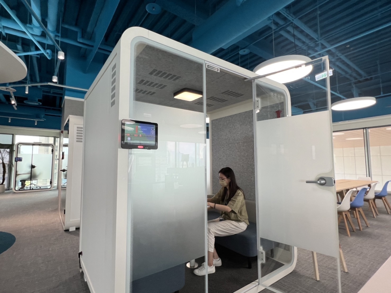 彩虹多多高雄據點的智慧行動辦公艙，展現彩虹多多在面板以外的研發應用軟實力