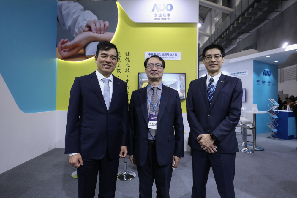 首次於醫療科技展亮相的彩虹多多耘康，捐贈數位化檢測設備與研究經費，協助衛福部國家中醫藥研究所打造中醫大數據資料庫。圖由左至右為彩虹多多光電執行長暨總經理柯富仁、衛福部國家中醫藥研究所所長蘇奕彰、彩虹多多光電智慧醫療事業群總經理廖世宏
